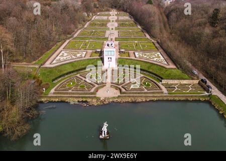 Schleswig, Deutschland. März 2024. Die Sonne scheint auf dem Barockgarten und dem Globushaus auf Schloss Gottorf. Es ist Schauplatz einer Ausstellung von Globen des in New York lebenden deutschen Künstlers Ingo Günther. Seit 1988 visualisiert Günther mit grafischen Mitteln politische Konflikte, soziale Spannungen, ökologische und ökonomische Beziehungen auf über 1000 Globalen. Die Show im Globushaus wird vom 29. März bis 27. Oktober 2024 (Luftaufnahme mit Drohne) gezeigt. Credit: Frank Molter/dpa/Alamy Live News Stockfoto