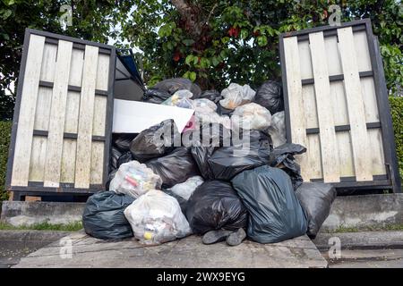 Ein Haufen Müllsäcke an einer Sammelstelle Stockfoto