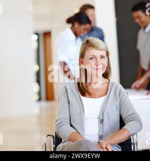 Porträt, Geschäftsmann und Frau im Rollstuhl, Startup und Profi in einem modernen Büro. Dame mit Behinderung oder leitender Angestellter mit Stockfoto