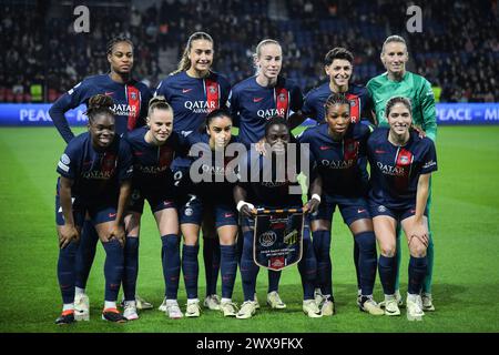 Paris, Frankreich. März 2024. Die Spieler von Paris Saint-Germain posieren für ein Foto vor dem Fußballspiel der UEFA Champions League der Frauen zwischen Paris Saint-Germain und BK Hacken im Parc des Princes Stadion in Paris, Frankreich am 28. März 2024. Foto: Firas Abdullah/ABACAPRESS.COM Credit: Abaca Press/Alamy Live News Stockfoto