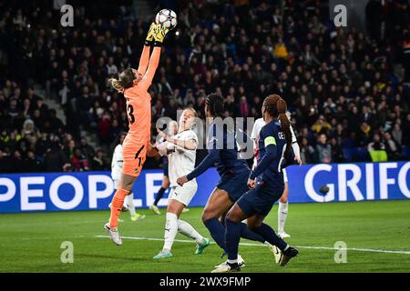 Paris, Frankreich. März 2024. BK Hackens Torhüterin Jennifer Falk fängt den Ball beim Fußball-Spiel der UEFA Champions League der Frauen zwischen Paris Saint-Germain und BK Hacken am 28. März 2024 im Parc des Princes-Stadion in Paris. Foto: Firas Abdullah/ABACAPRESS.COM Credit: Abaca Press/Alamy Live News Stockfoto