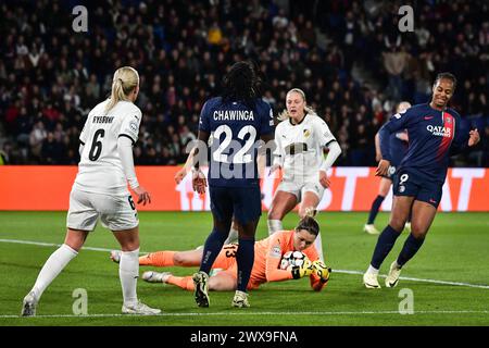 Paris, Frankreich. März 2024. BK Hackens Torhüterin Jennifer Falk fängt den Ball beim Fußball-Spiel der UEFA Champions League der Frauen zwischen Paris Saint-Germain und BK Hacken am 28. März 2024 im Parc des Princes-Stadion in Paris. Foto: Firas Abdullah/ABACAPRESS.COM Credit: Abaca Press/Alamy Live News Stockfoto