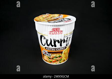 Nissin Cup Noodles Curry Ramen-Stil Katsu Curry Instant Pot - Wales, Großbritannien - 23. März 2024 Stockfoto