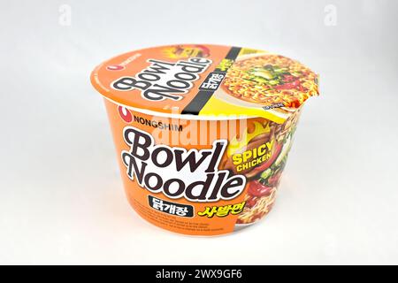 Nongshim Bowl Noodle Spicy Chicken - Wales, UK - 23. März 2024 Stockfoto