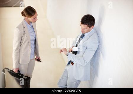 Geschäftsleute, überprüfen Sie Zeit und Konversation im Büro, Team und Kaffee für Gespräche am Arbeitsplatz. Kollegen, beobachten Sie und starten Sie den Tag im Unternehmen Stockfoto