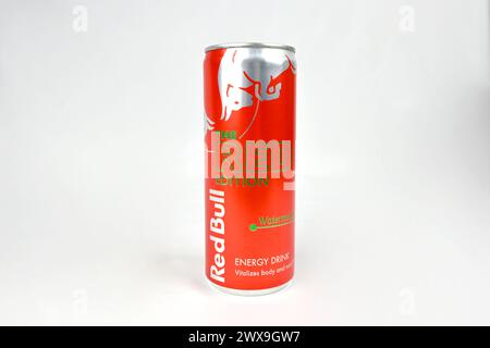 Red Bull the Red Edition Watermelon Energy Drink - Wales, Großbritannien - 23. März 2024 Stockfoto