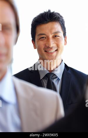 Asiatisch, Geschäftsmann und Unternehmer im Porträt für Karriere, Beschäftigung oder Arbeit in Anzug für Meetings. Executive, ceo oder Manager lächelt professionell Stockfoto