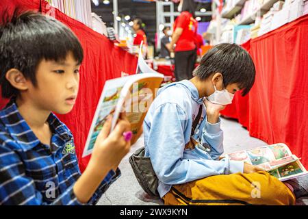 Bangkok, Thailand. März 2024. Besucher lesen Bücher auf der Bangkok International Book Fair 2024 in Bangkok, Thailand, 28. März 2024. Die Buchmesse begann hier am Donnerstag und dauert bis zum 8. April. Quelle: Wang Teng/Xinhua/Alamy Live News Stockfoto