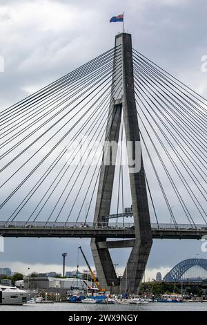 Anzac Bridge, Betonpylon und Stahlseilbrücke Pyrmont nach Glebe Island mit Sydney Harbour Bridge in der Ferne, Sydney, NSW, Australien Stockfoto