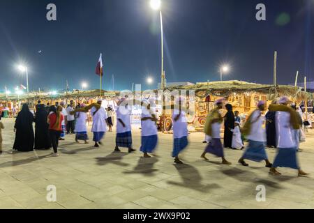 Eine Gruppe traditioneller arabischer Fischer, die im Kulturdorf Katara in Doha, Katar, während des 12. Traditionellen Dhow Festivals in Katara auftreten Stockfoto