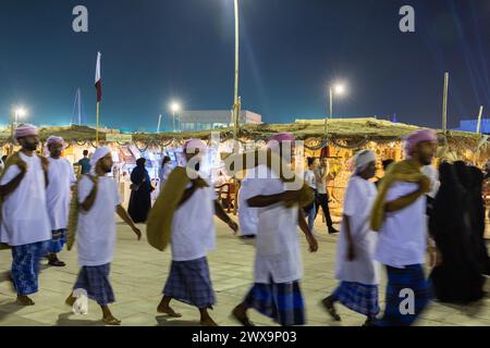 Eine Gruppe traditioneller arabischer Fischer, die im Kulturdorf Katara in Doha, Katar, während des 12. Traditionellen Dhow Festivals in Katara auftreten Stockfoto