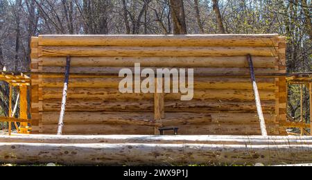 Bau eines hölzernen Pavillons aus Kiefernholz im Park. Holzarchitektur im Nordwesten Russlands Stockfoto