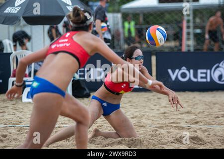 Saquarema, Brasilien. März 2024. Wang Jingzhe (L)/Dong Jie aus China treten während der Qualifikationsphase der Frauen zwischen Wang Jingzhe/Dong Jie aus China und Helland-Hansen/Steinsvag aus Norwegen an der World Beach Volleyball Pro Tour Challenge 2024 in Saquarema, Brasilien, am 28. März 2024 an. Quelle: Claudia Martini/Xinhua/Alamy Live News Stockfoto