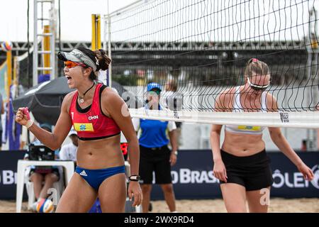 Saquarema, Brasilien. März 2024. Wang Jingzhe (L) aus China reagiert während der Qualifikationsphase der Frauen zwischen Wang Jingzhe/Dong Jie aus China und Helland-Hansen/Steinsvag aus Norwegen bei der World Beach Volleyball Pro Tour Challenge 2024 in Saquarema, Brasilien, am 28. März 2024. Quelle: Claudia Martini/Xinhua/Alamy Live News Stockfoto