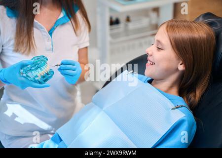 Die Hygienikerin hält ein Modell des Gebisses in den Händen Stockfoto