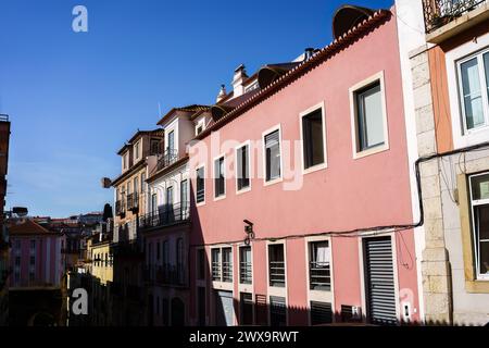 Bunte Reihe von Gebäuden mit Fenstern und Balkonen in Lissabon, Portugal Stockfoto