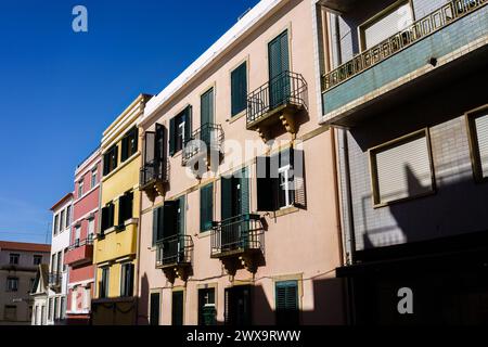 Pulsierende Reihe von mehrfarbigen Gebäuden mit Balkonen in Lissabon, Portugal Stockfoto