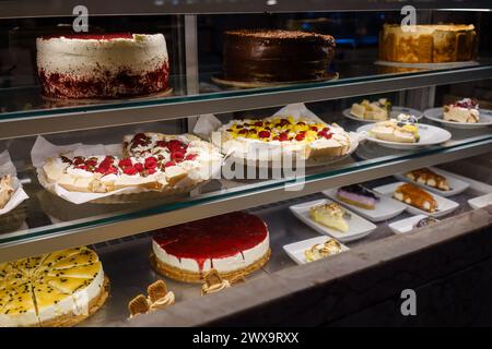 Verschiedene Kuchen in einer Glashülle Stockfoto