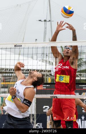 Saquarema, Brasilien. März 2024. Li Jie (R) aus China tritt während der Vorphase der Qualifikation der Männer zwischen Wang Yanwei/Li Jie aus China und Marco Krattiger/Florian Breer aus der Schweiz an der World Beach Volleyball Pro Tour Challenge 2024 in Saquarema, Brasilien, am 28. März 2024 an. Quelle: Wang Tiancong/Xinhua/Alamy Live News Stockfoto