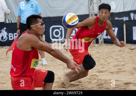 Saquarema, Brasilien. März 2024. Wang Yanwei/Li Jie (L) aus China treten während der Vorphase der Qualifikation der Männer zwischen Wang Yanwei/Li Jie aus China und Marco Krattiger/Florian Breer aus der Schweiz an der World Beach Volleyball Pro Tour Challenge 2024 in Saquarema, Brasilien, am 28. März 2024 an. Quelle: Wang Tiancong/Xinhua/Alamy Live News Stockfoto