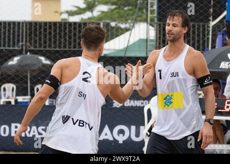 Saquarema, Brasilien. März 2024. Marco Krattiger (R)/Florian Breer aus der Schweiz reagieren während der Vorphase der Qualifikation der Männer zwischen Wang Yanwei/Li Jie aus China und Marco Krattiger/Florian Breer aus der Schweiz auf der World Beach Volleyball Pro Tour Challenge 2024 in Saquarema, Brasilien, 28. März 2024. Quelle: Wang Tiancong/Xinhua/Alamy Live News Stockfoto