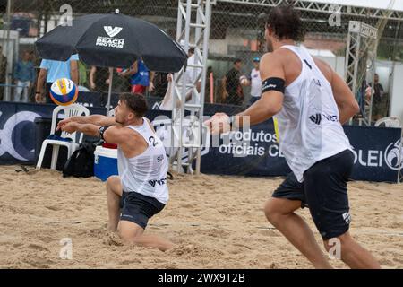 Saquarema, Brasilien. März 2024. Marco Krattiger/Florian Breer (L) aus der Schweiz treten in der Vorphase der Qualifikation der Männer zwischen Wang Yanwei/Li Jie aus China und Marco Krattiger/Florian Breer aus der Schweiz an der World Beach Volleyball Pro Tour Challenge 2024 in Saquarema, Brasilien, am 28. März 2024 an. Quelle: Wang Tiancong/Xinhua/Alamy Live News Stockfoto