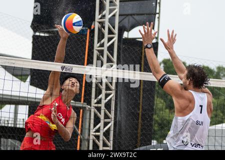 Saquarema, Brasilien. März 2024. Wang Yanwei (L) aus China tritt während der Vorphase der Qualifikation der Männer zwischen Wang Yanwei/Li Jie aus China und Marco Krattiger/Florian Breer aus der Schweiz an der World Beach Volleyball Pro Tour Challenge 2024 in Saquarema, Brasilien, am 28. März 2024 an. Quelle: Wang Tiancong/Xinhua/Alamy Live News Stockfoto