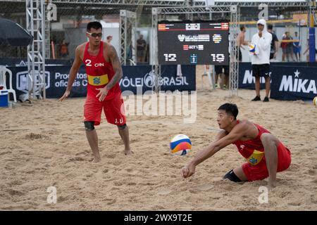 Saquarema, Brasilien. März 2024. Wang Yanwei (R)/Li Jie aus China treten während der Vorphase der Qualifikation der Männer zwischen Wang Yanwei/Li Jie aus China und Marco Krattiger/Florian Breer aus der Schweiz an der World Beach Volleyball Pro Tour Challenge 2024 in Saquarema, Brasilien, am 28. März 2024 an. Quelle: Wang Tiancong/Xinhua/Alamy Live News Stockfoto