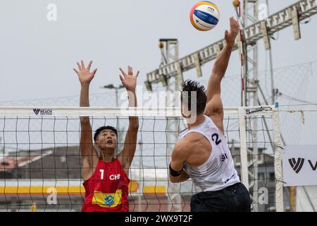 Saquarema, Brasilien. März 2024. Wang Yanwei (L) aus China blockiert während der Vorbereitungsphase der Männer zwischen Wang Yanwei/Li Jie aus China und Marco Krattiger/Florian Breer aus der Schweiz bei der World Beach Volleyball Pro Tour Challenge 2024 in Saquarema, Brasilien, 28. März 2024. Quelle: Wang Tiancong/Xinhua/Alamy Live News Stockfoto