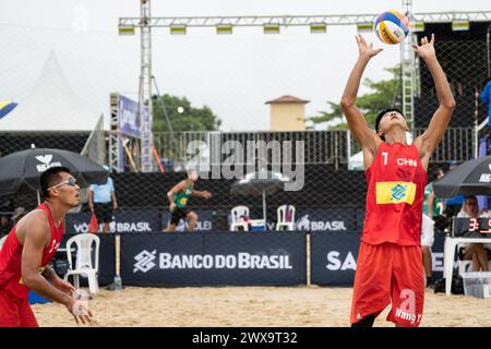 Saquarema, Brasilien. März 2024. Wang Yanwei (R)/Li Jie aus China treten während der Vorphase der Qualifikation der Männer zwischen Wang Yanwei/Li Jie aus China und Marco Krattiger/Florian Breer aus der Schweiz an der World Beach Volleyball Pro Tour Challenge 2024 in Saquarema, Brasilien, am 28. März 2024 an. Quelle: Wang Tiancong/Xinhua/Alamy Live News Stockfoto