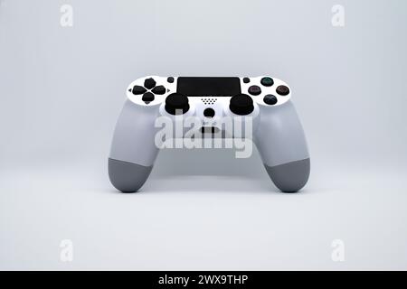 Tauchen Sie ein in die Welt des Gaming mit einem schlanken weißen Gamepad, dem ultimativen Zubehör für ein aufregendes digitales Entertainment-Erlebnis. Stockfoto