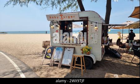 Rayong Thailand 13. März 2024 parkt am Sandstrand Ein lebhafter Food Truck, der Strandgängern unter dem sonnigen Himmel köstliche Mahlzeiten serviert. Stockfoto