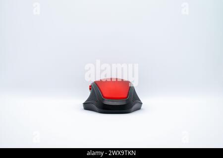 Eine elegante rote Maus auf einem sauberen weißen Hintergrund, die Stil mit Präzision für eine nahtlose Computernavigation kombiniert. Stockfoto