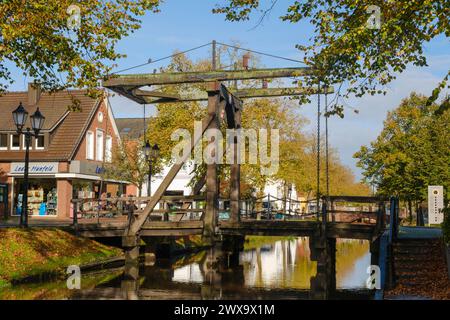 Die Klappbrücke überquerte den Papenburger Kanal Stockfoto