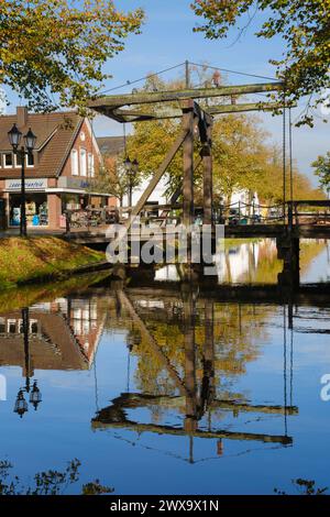 Die Klappbrücke überquerte den Papenburger Kanal Stockfoto