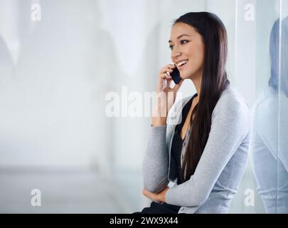 Lächeln, Telefonanruf und asiatische Geschäftsfrau auf Smartphone, Büro und Konversation. Technologie, Handy und Sprechen für Kommunikation für Frauen Stockfoto