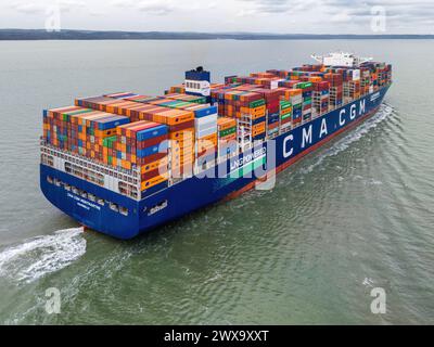 Eine Luftaufnahme des mit LNG betriebenen Ultra Large Containerschiffs CMA CGM Montmatre Stockfoto
