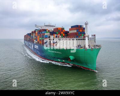 Aus der Vogelperspektive des mit LNG betriebenen Ultra Large Containerschiffs CMA CGM Rivoli. Stockfoto