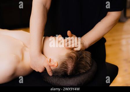 Junger Mann, Massage im Spa Salon Stockfoto