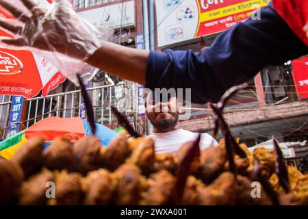 Der Chak Iftar Basar, eingebettet in die Altstadt von Dhaka, ist während des Ramadan voller Energie. Dieses Bild wurde am 24. März 2024 aus Dhaka in Bangladesch aufgenommen. V Stockfoto