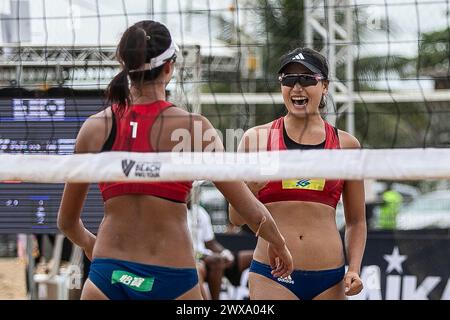 Saquarema, Brasilien. März 2024. Kadeliye (L)/Zeng Jinjin aus China reagieren während der Qualifikationsphase der Frauen zwischen Kadeliye/Zeng Jinjin aus China und Poletti Giuliana/Ovelar Laura aus Paraguay auf der World Beach Volleyball Pro Tour Challenge 2024 in Saquarema, Brasilien, 28. März 2024. Quelle: Claudia Martini/Xinhua/Alamy Live News Stockfoto