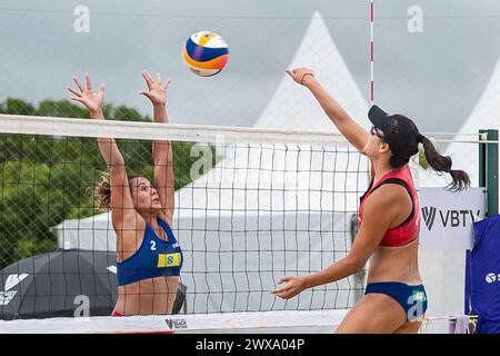 Saquarema, Brasilien. März 2024. Zeng Jinjin (R) aus China steigt während der Qualifikationsphase der Frauen zwischen Kadeliye/Zeng Jinjin aus China und Poletti Giuliana/Ovelar Laura aus Paraguay bei der World Beach Volleyball Pro Tour Challenge 2024 in Saquarema, Brasilien, am 28. März 2024. Quelle: Claudia Martini/Xinhua/Alamy Live News Stockfoto