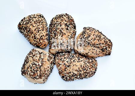 Hausgemachtes Brot, das im Ofen mit Kümmel und Flachskörnern gebacken wird, liegt auf dem Tisch. Stockfoto