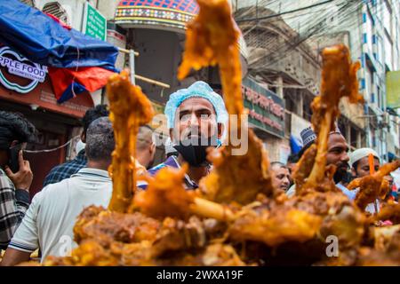 Der Chak Iftar Basar, eingebettet in die Altstadt von Dhaka, ist während des Ramadan voller Energie. Dieses Bild wurde am 24. März 2024 aus Dhaka in Bangladesch aufgenommen. V Stockfoto