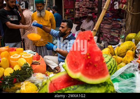 Der Chak Iftar Basar, eingebettet in die Altstadt von Dhaka, ist während des Ramadan voller Energie. Dieses Bild wurde am 24. März 2024 aus Dhaka in Bangladesch aufgenommen. V Stockfoto