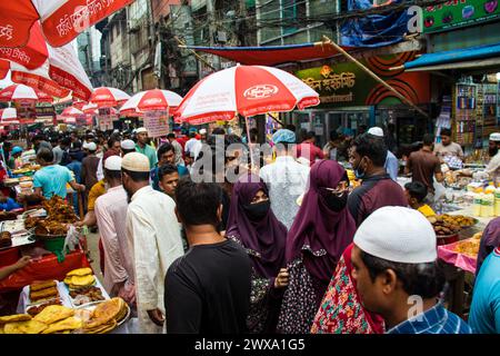 Der Chak Iftar Basar, eingebettet in die Altstadt von Dhaka, ist während des Ramadan voller Energie. Dieses Bild wurde am 24. März 2024 aus Dhaka in Bangladesch aufgenommen. V Stockfoto