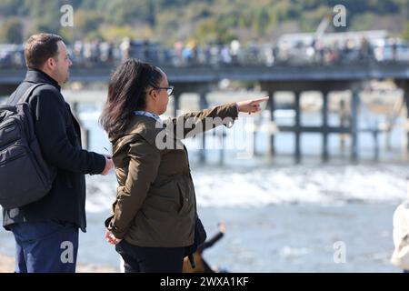 Ausländische Touristen besuchen die Togetsu-kyo-Brücke in Arashiyama, Präfektur Kyoto, Japan, 22. März 2024. Quelle: Yohei Osada/AFLO/Alamy Live News Stockfoto