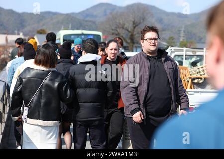 Ausländische Touristen besuchen die Togetsu-kyo-Brücke in Arashiyama, Präfektur Kyoto, Japan, 22. März 2024. Quelle: Yohei Osada/AFLO/Alamy Live News Stockfoto