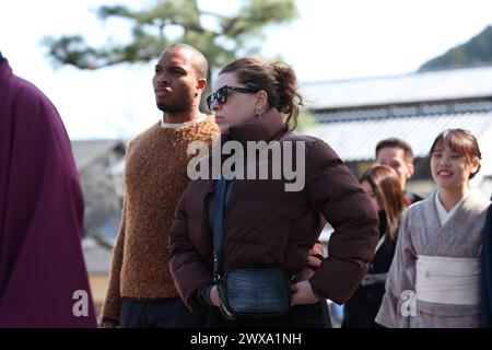 Ausländische Touristen besuchen die Togetsu-kyo-Brücke in Arashiyama, Präfektur Kyoto, Japan, 22. März 2024. Quelle: Yohei Osada/AFLO/Alamy Live News Stockfoto