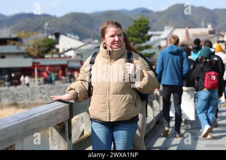 Ausländische Touristen besuchen die Togetsu-kyo-Brücke in Arashiyama, Präfektur Kyoto, Japan, 22. März 2024. Quelle: Yohei Osada/AFLO/Alamy Live News Stockfoto